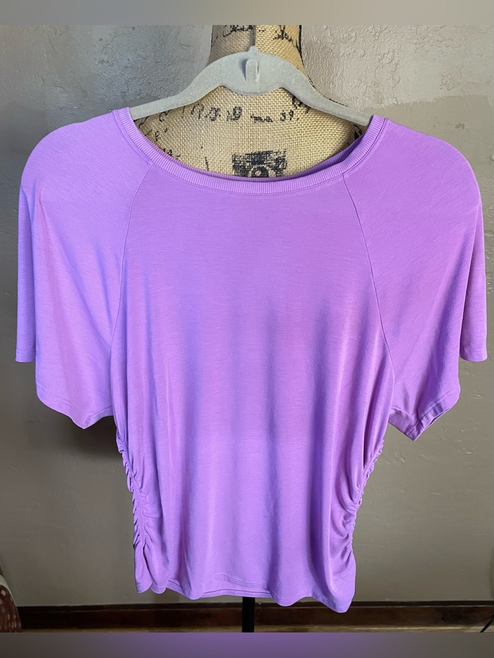 Athleta Lilac Short Sleeve rounded neck Side-Ruched Athletic Tee Sz L